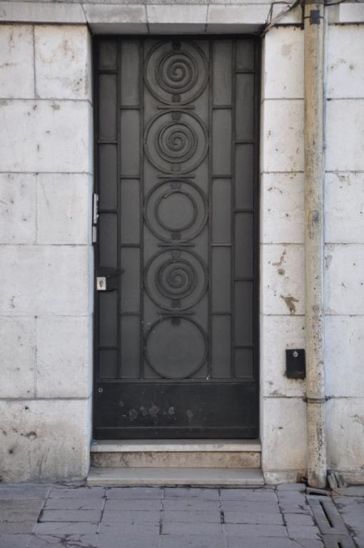 Exemple de porte sur rue en verre et ferronnerie, 3 rue Denis-Papin.