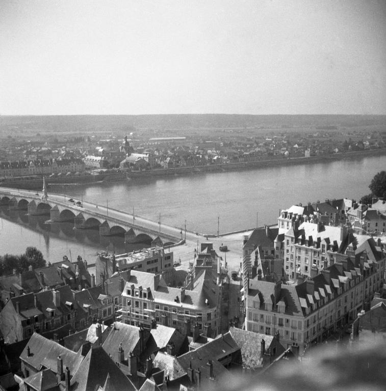 Travaux de l'îlot K vus depuis la ville haute, 1952 ou 1953. (Archives Départementales de Loir-et-Cher, Blois, Fonds Lunais-Bruère, 105 Fi 1366).