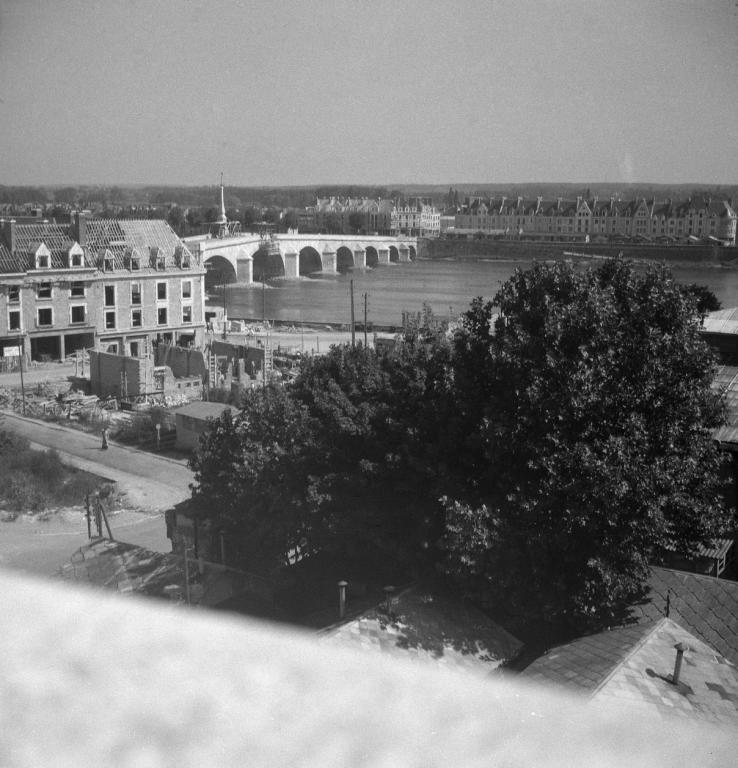 Travaux de l'îlot I, vus depuis la terrasse de la Place du Château, 1951. (Archives Départementales de Loir-et-Cher, Blois, Fonds Lunais-Bruère, 105 Fi 1367).