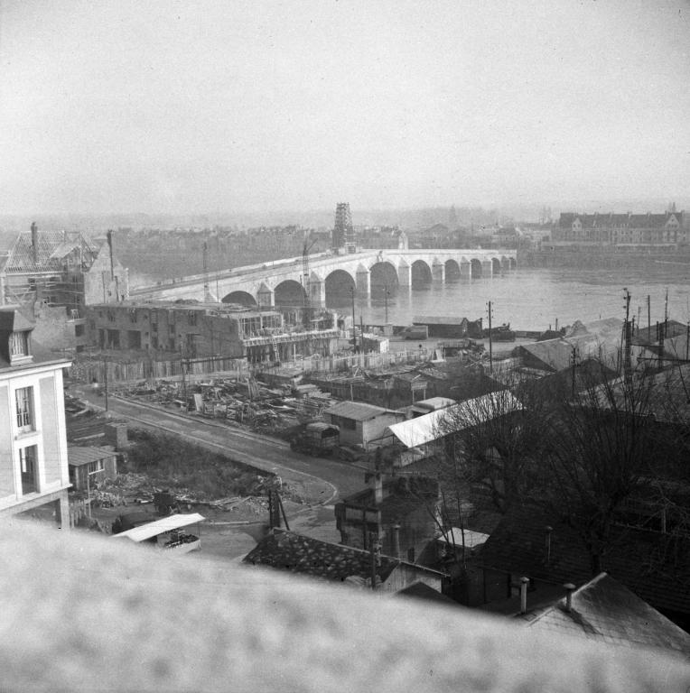 Travaux de l'îlot I, vus depuis la terrasse de la Place du Château, 1950. (Archives Départementales de Loir-et-Cher, Blois, Fonds Lunais-Bruère, 105 Fi 1368).