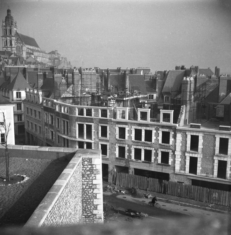 Îlot F en cours de construction, vu depuis la terrasse de la place du Château, autour de 1950. (Archives Départementales de Loir-et-Cher, Blois, Fonds Lunais-Bruère, 105 Fi 1370).