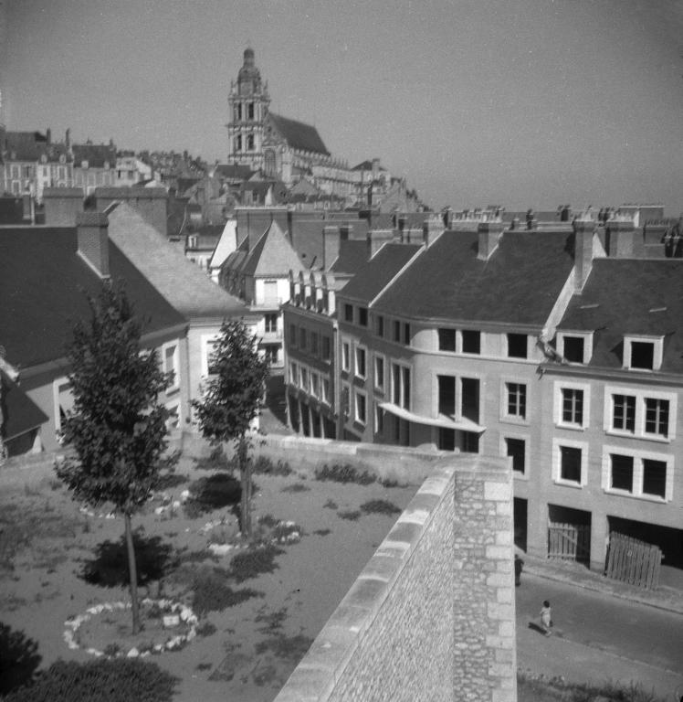 Îlot F en cours de construction, vu depuis la place du Château, autour de 1950. (Archives Départementales de Loir-et-Cher, Blois, Fonds Lunais-Bruère, 105 Fi 1371).