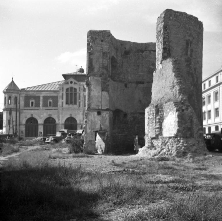 Le terrain déblayé de l'îlot C. Au fond, la halle aux grains. (Archives Départementales de Loir-et-Cher, Blois, Fonds Lunais-Bruère, 105 Fi 1375).