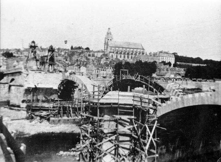 La reconstruction des arches centrales du pont, deuxième moitié des années quarante. Par Jean-François Doré  (Archives Départementales de Loir-et-Cher, Blois, 171 Fi).