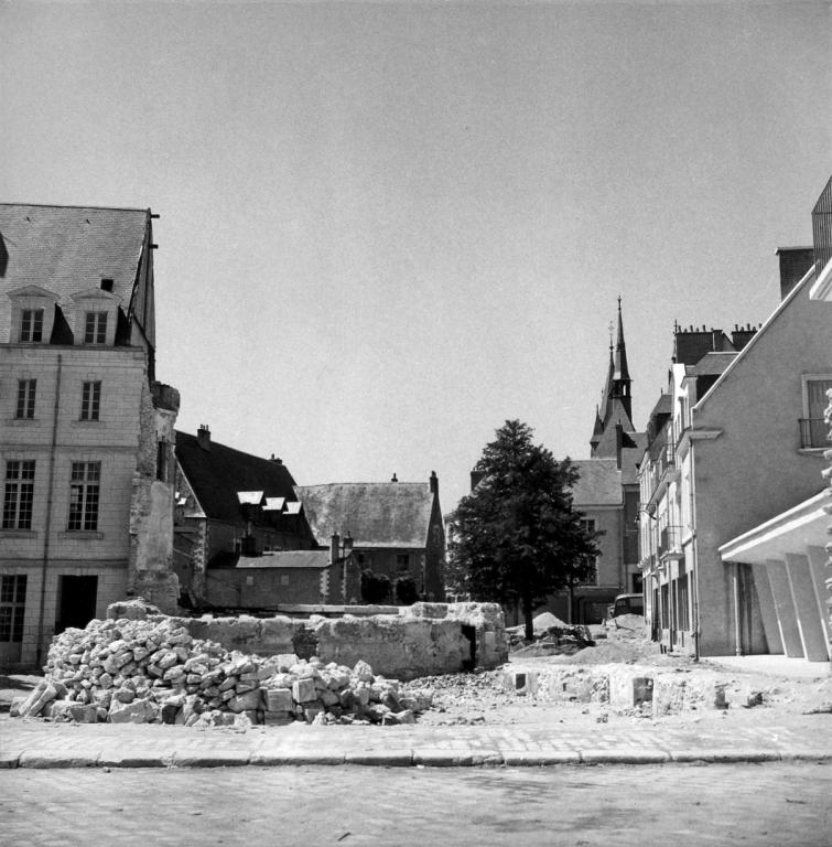 En 1955, la ville fit détruire le théâtre en même temps que l'aile qui le reliait à l'ancienne école Louis-XII. Il fallut régler la question des caves, ici visible au premier plan. (Archives Départementales de Loir-et-Cher, Blois, 1195 W 45).