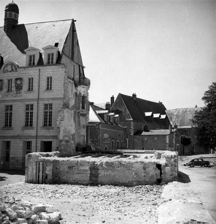 En 1955, la ville fit détruire le théâtre en même temps que l'aile qui le reliait au bâtiment ouest, il fallut ensuite rééquilibrer le bâtiment et traiter son pignon. (Archives Départementales de Loir-et-Cher, Blois, 1195 W 45).