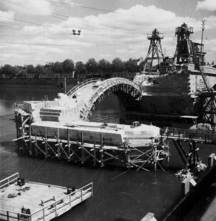 Reconstruction d'une des piles centrales du pont. Auteur inconnu (Archives Départementales de Loir-et-Cher, Blois, Fonds Fenouillet, 222 Fi 74).