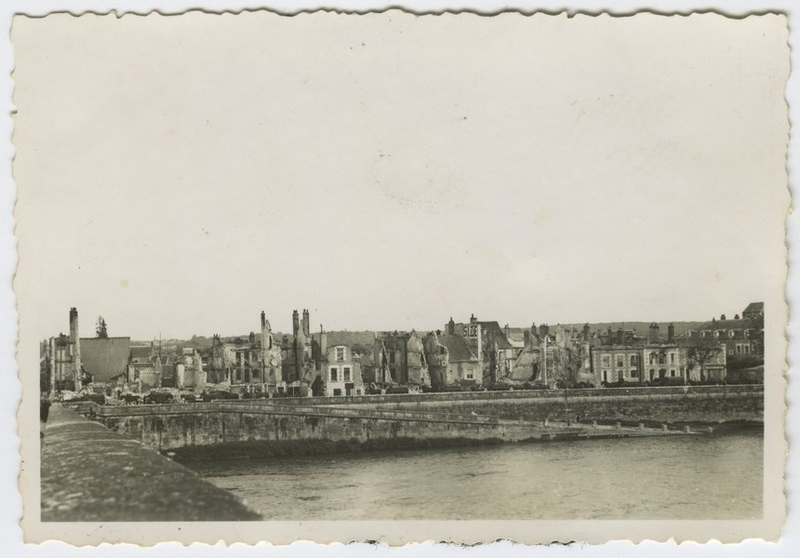 Ruines sur le quai Villebois-Mareuil, 1940. (Collection particulière, B. Guignard). ; Ruines du quai Villebois-Mareuil, 1940. (Collection particulière, B. Guignard).