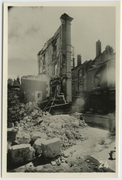 Tank au milieu des ruines en Vienne, 1940. (Collection particulière, B. Guignard).