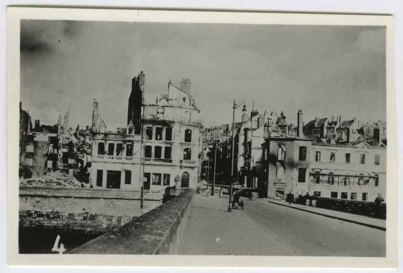 La tête de pont de la rive droite en ruine, 1940. (Collection particulière, B. Guignard). ; Ruines de la tête de pont, 1940. (Collection particulière, B. Guignard).