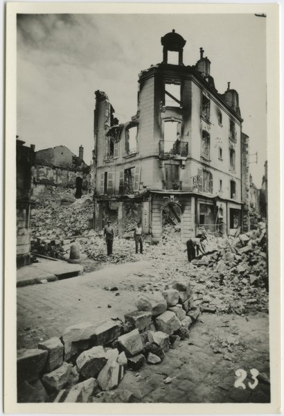 Ruines, place Louis-XII, été 1940. (Collection particulière, B. Guignard). ; Ruines, place Louis-XII, 1940. (Collection particulière, B. Guignard).