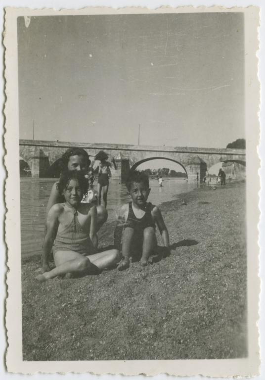 Le pont vu depuis la rive gauche en 1943. L'arche détruite en 1940 a été réparée. Auteur inconnu (Collection particulière, B. Guignard).