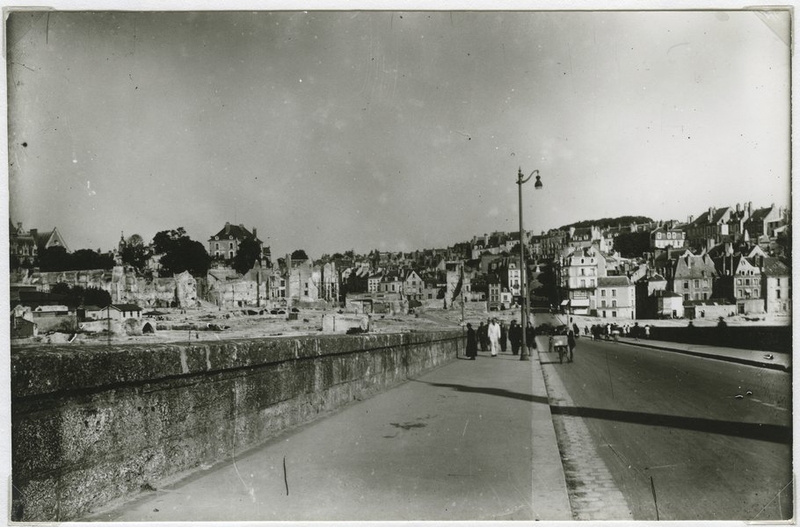 La rive droite déblayée, 1940. On aperçoit les restes de la poissonnerie et de quelques caves semi-enterrées. (Collection particulière, B. Guignard).