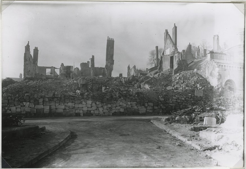 Angle de la rue du Commerce et de la rue du Poids-du-Roi. A droite, on aperçoit la poissonnerie. Été 1940. (Collection particulière, B. Guignard).