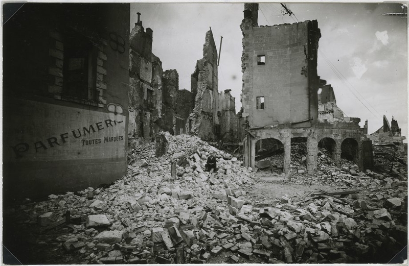 Place du Marché à la Filasse, vers le sud, été 1940. (Collection particulière, B. Guignard).