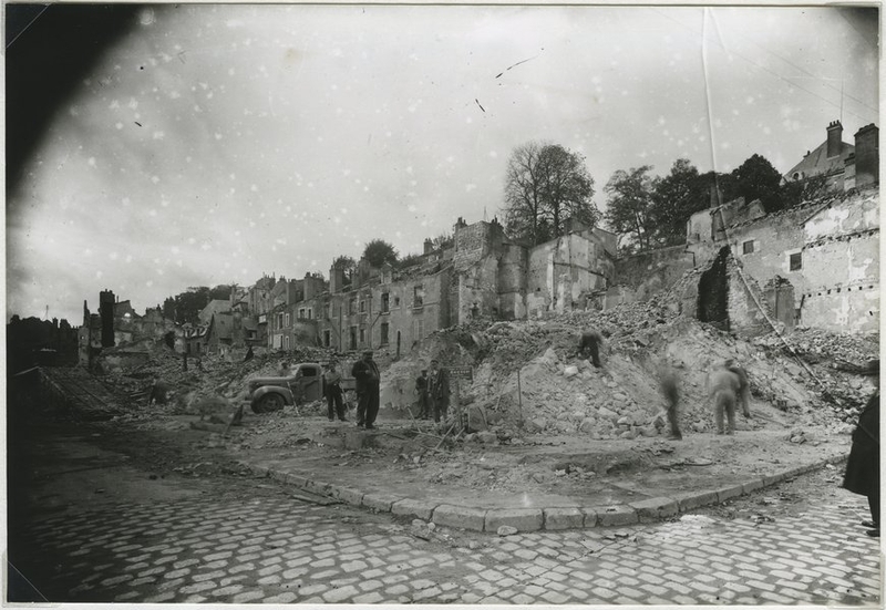 Travaux de déblaiement place Louis-XII, automne 1940. (Collection particulière, B. Guignard). ; Travaux de déblaiement place Louis-XII, automne 1940. (Collection particulière, B. Guignard).