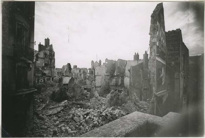 Ruines place Louis-XII, vue prise de la fontaine en direction du pont, été 1940. (Collection particulière, B. Guignard).