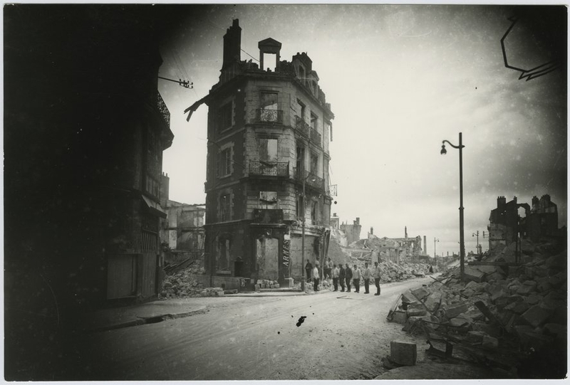 Ruines rue Denis-Papin en direction du pont, été 1940. (Collection particulière, B. Guignard).