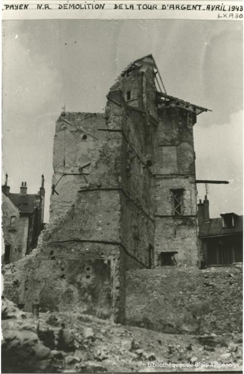 La tour d'argent était située à l'emplacement de l'îlot G. Ses vestiges sont détruits en 1943. (Fonds patrimonial des bibliothèques de Blois-Agglopolys, Blois, Fonds Payen, LXA 304).