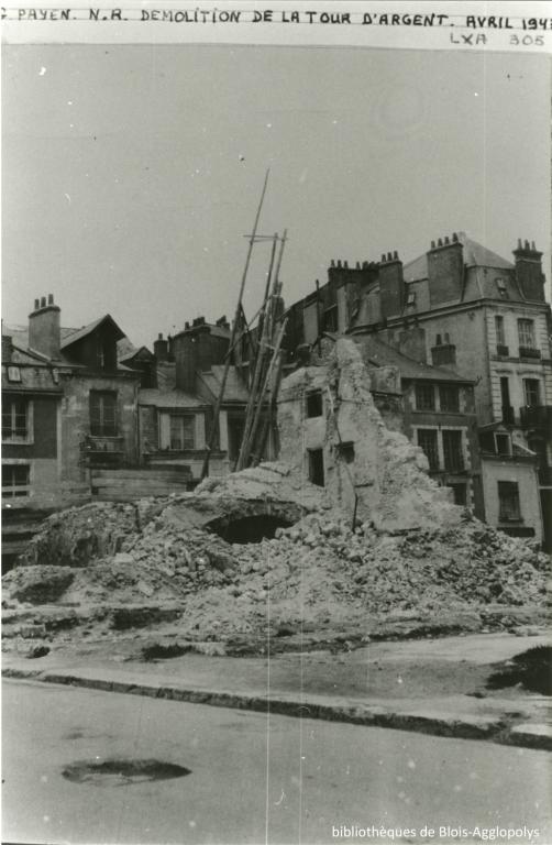 Démolition des vestiges de la tour d'argent en avril 1943. (Fonds patrimonial des bibliothèques de Blois-Agglopolys, Blois, Fonds Payen, LXA 305).