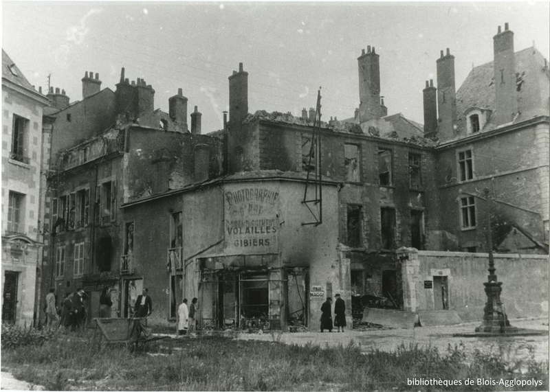 Les ruines de l'hôtel Maillé après l'incendie de 1944. (Fonds patrimonial des bibliothèques de Blois-Agglopolys, Blois, fonds Jarrigeon). ; Les ruines de l'hôtel Maillé, 1944. (Fonds patrimonial des bibliothèques de Blois-Agglopolys, Blois, fonds Jarrigeon).