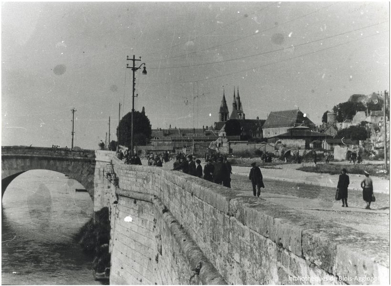 Les quais rive droite, 1944. (Fonds patrimonial des bibliothèques de Blois-Agglopolys, Blois, fonds Jarrigeon).