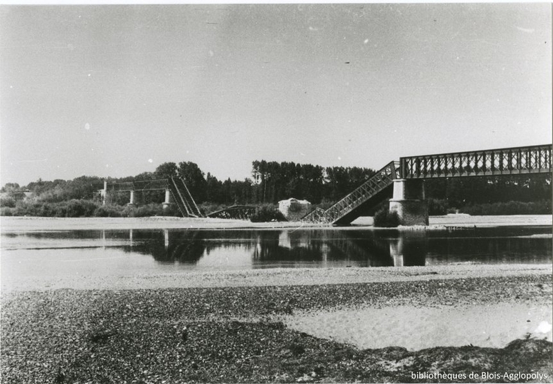 Le pont de chemin de fer détruit après les nouveaux bombardements de 1944. (Fonds patrimonial des bibliothèques de Blois-Agglopolys, Blois, fonds Jarrigeon).