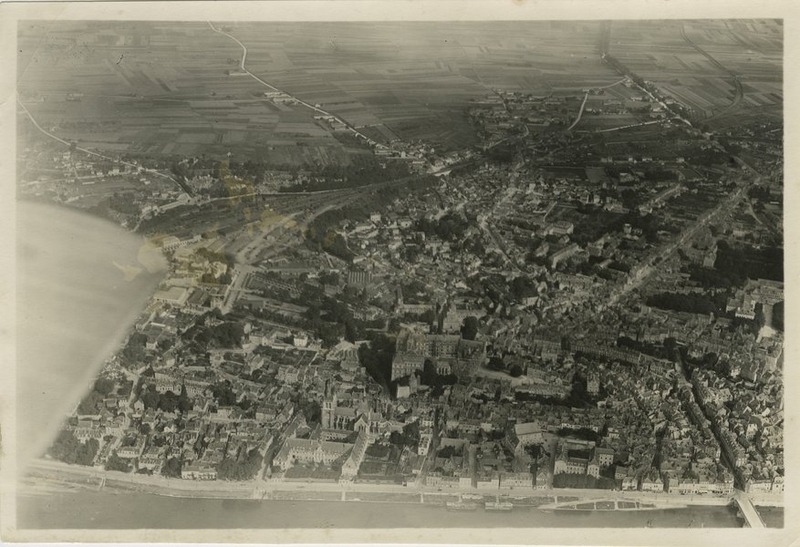 Vue aérienne de la rive droite de Blois dans la première moitié des années vingt. (Collection particulière, B. Guignard).