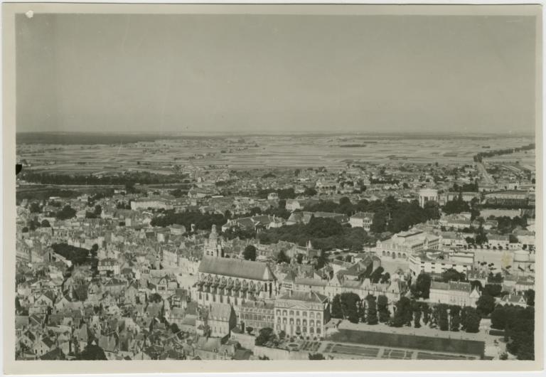 Vue aérienne de la partie haute de Blois avant-guerre, 1937. On y repère le vaste emplacement arboré qui sera utilisé pour la construction de l'îlot B. (Collection particulière, B. Guignard). ; Vue aérienne de la partie haute de Blois avant-guerre, 1937. Le large mail Clouseau est bordé par les murs du Carmel. (Collection particulière, B. Guignard).