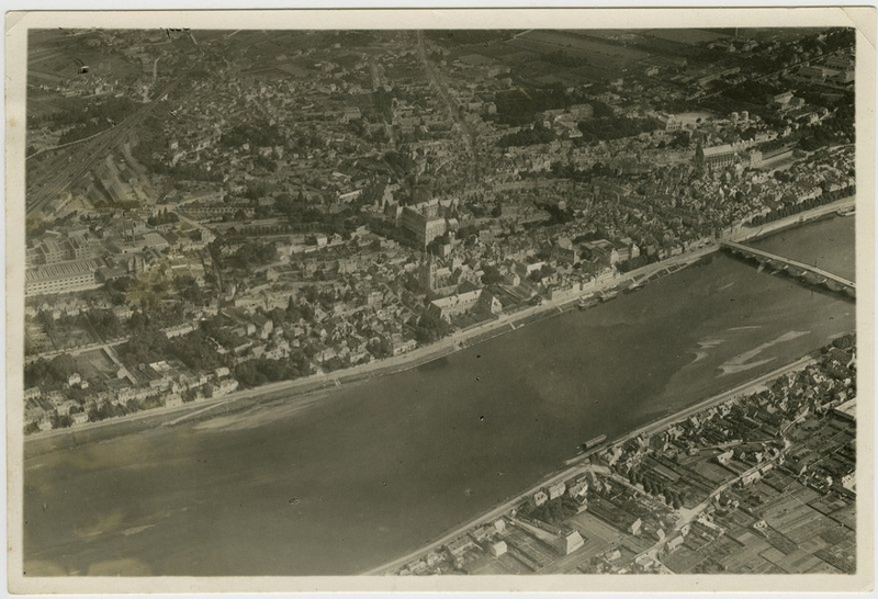 Vue aérienne de la rive droite de Blois avant-guerre, première moitié des années vingt. (Collection particulière, B. Guignard).