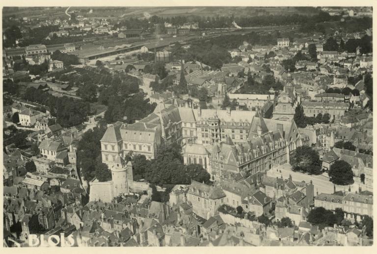 Vue aérienne de Blois dans les années trente. On aperçoit entre le château et la gare, l'avenue Victor-Hugo. (Collection particulière, B. Guignard). ; Vue de la place du Château dans les années trente.