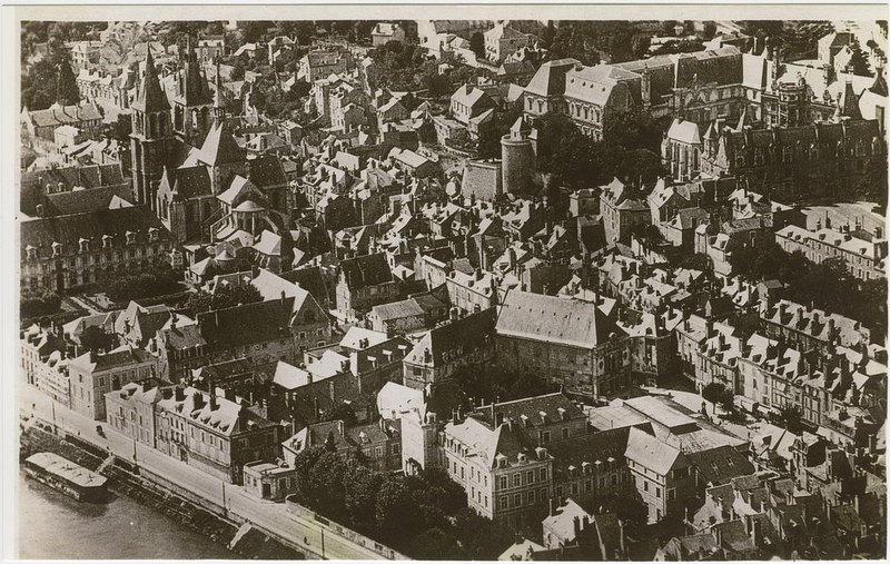 Cette vue aérienne de la ville en 1935 témoigne de l'occupation avant-guerre de l'espace de l'actuelle place Valin-de-la-Vaissière : deux édifices monumentaux le collège Augustin-Thierry et le marché. (Collection particulière, B. Guignard). ; Vue aérienne de la place Louis-XII avant-guerre, vers 1935. (Collection particulière, B. Guignard).