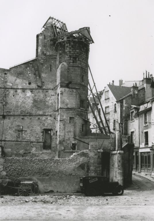 Vestiges de la tour d'argent, début des années quarante. (Collection particulière, B. Guignard).