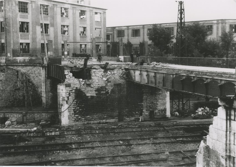 Le pont d'Herbault détruit après les bombardements de 1944. (Collection particulière, B. Guignard).