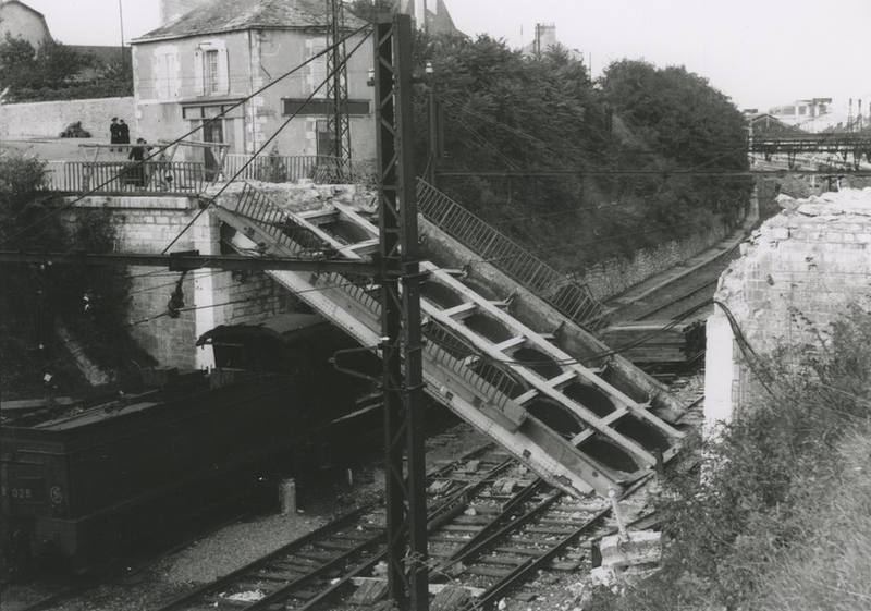 Le pont de la Butte détruit après les bombardements de 1944. (Collection particulière, B. Guignard).