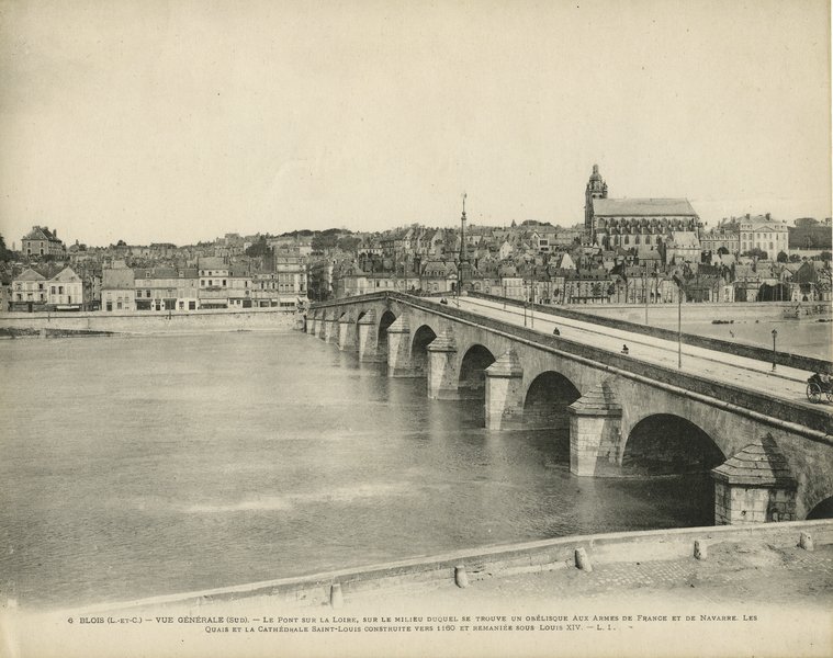 Vue de la rive droite de Blois avant-guerre depuis la rive gauche. (Collection particulière, B. Guignard). ; Vue du pont avant-guerre. Auteur inconnu (Collection particulière, B. Guignard).