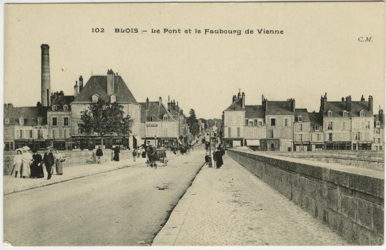 La place de tête de pont rive gauche vers 1907-1908. (Collection particulière, B. Guignard). ; La place de tête de pont rive gauche, vers 1907-1908. (Collection particulière, B. Guignard).