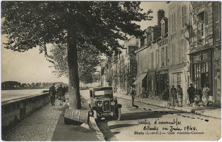 Le quai Amédée-Contant dans les années trente. Les immeubles détruits sur ce quai en 1940, ne furent pas reconstruits, ce qui offrit aux immeubles de l'îlot Q une vue dégagée sur le fleuve. (Collection particulière, B. Guignard).