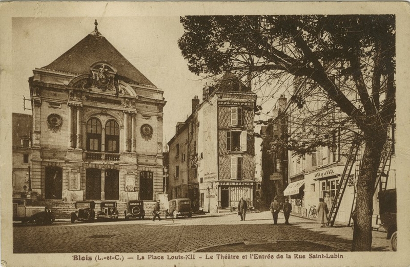 La place Louis-XII dans les années 1930, théâtre et entrée de la rue Saint-Lubin. (Collection particulière, B. Guignard).