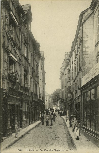 La rive droite de Blois avant-guerre : la rue des Orfèvres en direction de la place Louis-XII. On distingue au fond la façade du théâtre. (Collection particulière, B. Guignard).