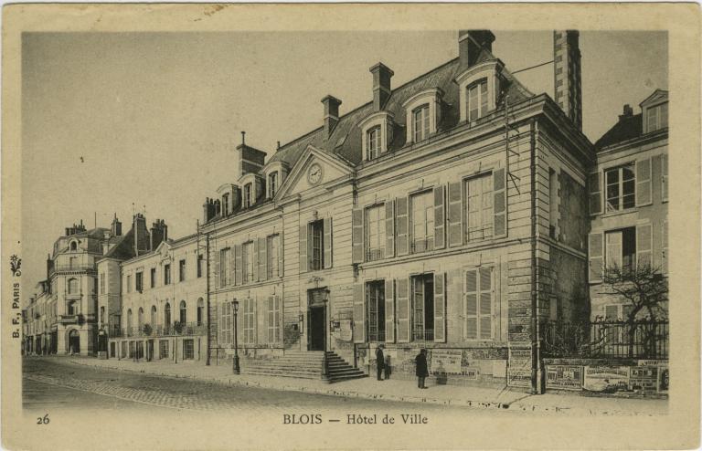 Façade de l'hôtel de Ville sur les quais de Loire avant-guerre. (Collection particulière, B. Guignard).