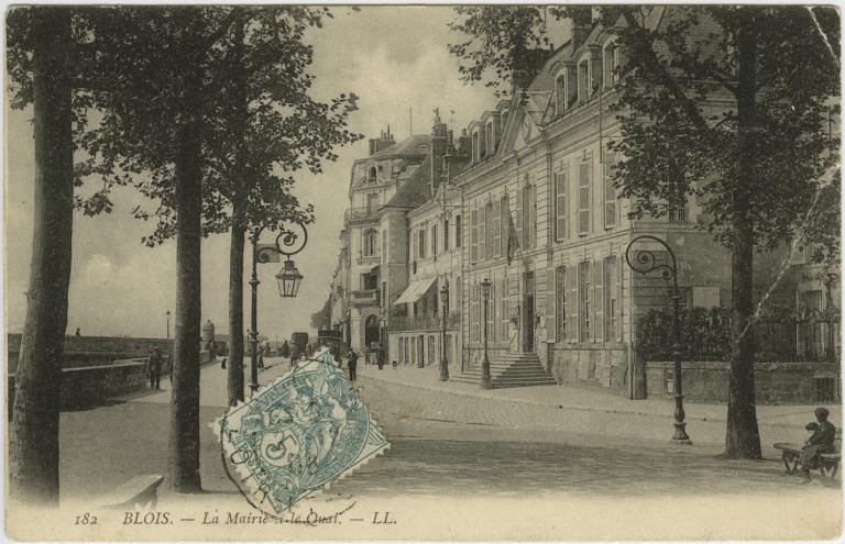 Hôtel de ville vu depuis le Mail, avant-guerre. (Collection particulière, B. Guignard).