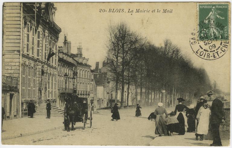 L'hôtel de ville et le mail avant-guerre.  (Collection particulière, B. Guignard).