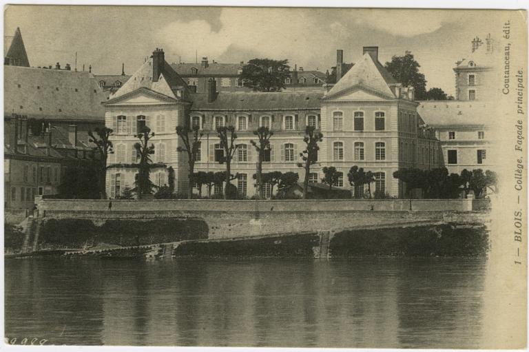 Façade principale du collège Augustin-Thierry avant-guerre, sur les quais de Loire. (Collection particulière, B. Guignard). ; Avant-guerre, l'emplacement de l'actuelle place Valin-de-la-Vaissière était occupé en bord de Loire par le collège Augustin-Thierry. (Collection particulière, B. Guignard).