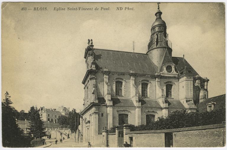 La place Victor-Hugo dans les années 1900 : la chaussée carrossable passe devant le parvis de l'église Saint-Vincent.  (Collection particulière, B. Guignard).