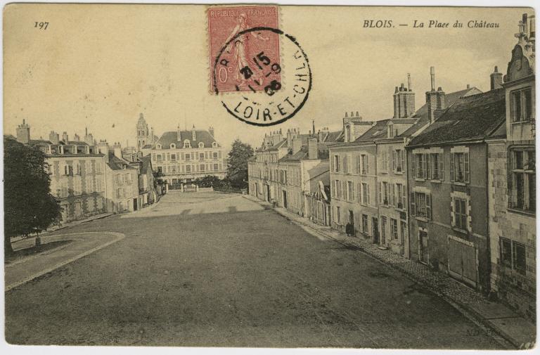 La place du Château vue depuis l'aile Louis-XII avant-guerre. 