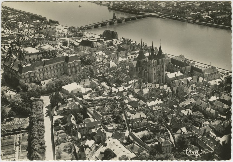 La ville en cours de reconstruction, vers 1951. (Collection particulière, B. Guignard ; Photo Editions Combier).