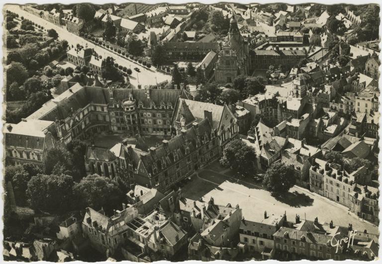 Place et avenue Victor-Hugo en 1938. (Collection particulière, B. Guignard). ; Vue aérienne de la place du Château en 1938. 