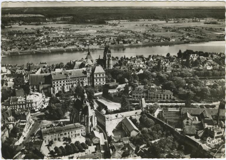 Vue aérienne de l'avenue Victor-Hugo avant guerre. On aperçoit à droite l'usine Rousset. (Collection particulière, B. Guignard ; Photo Editions Combier). ; La disposition de l'ancien collège jésuite et de l'église Saint-Vincent avant-guerre, vue aérienne depuis le nord-ouest. (Collection particulière, B. Guignard ; Photo Editions Combier).