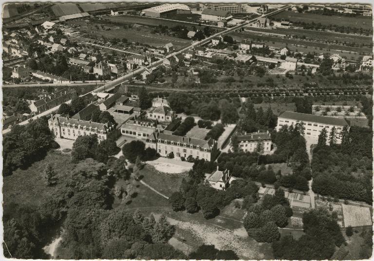 Vue aérienne de la première étape de l'installation du collège : le bâtiment O ainsi que des édifices joignant les deux ailes de la ville Lunier ont été construits. (Collection particulière, B. Guignard).